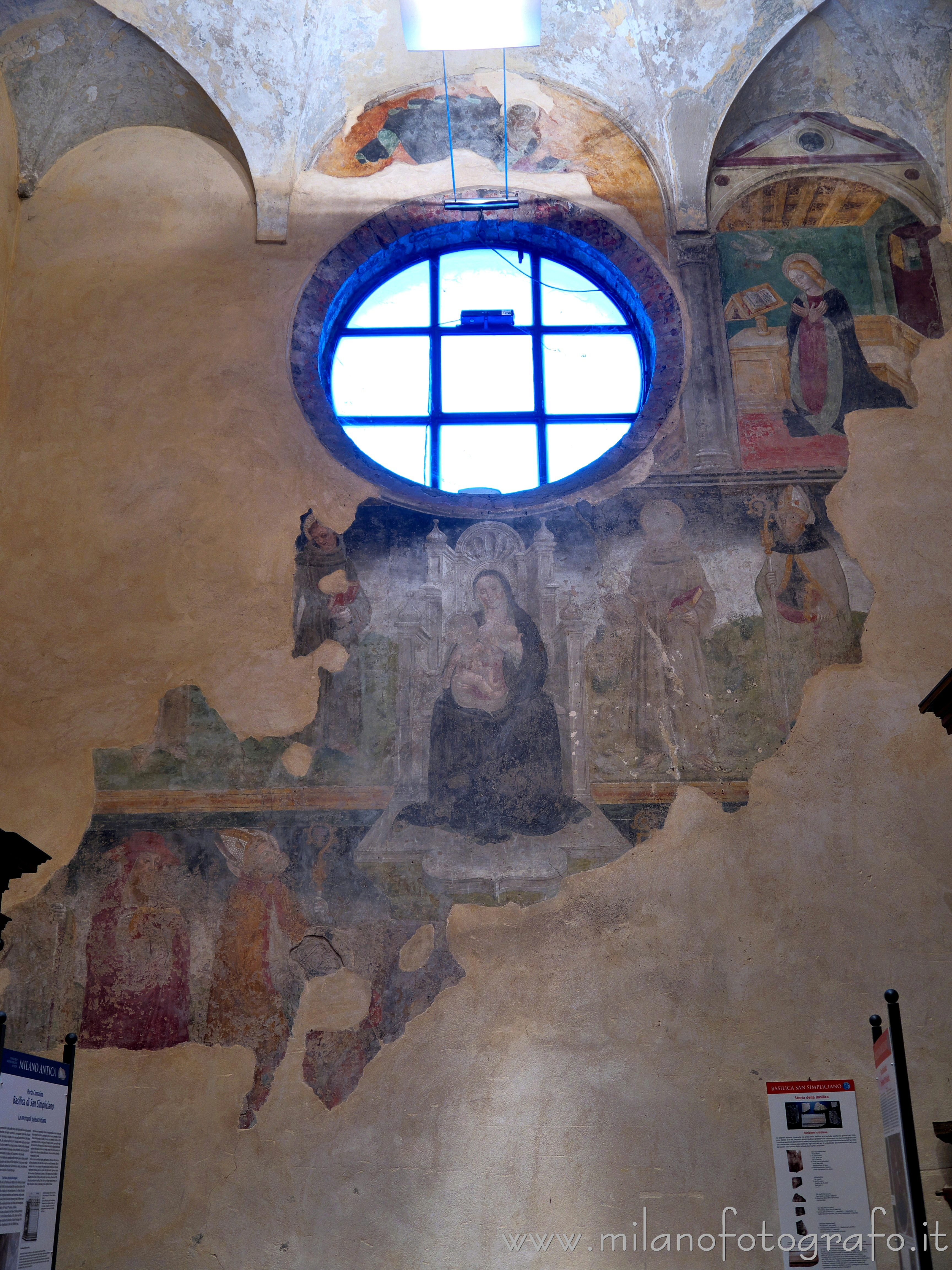 Milano - Affreschi tardo medioevali nella Basilica di San Simpliciano